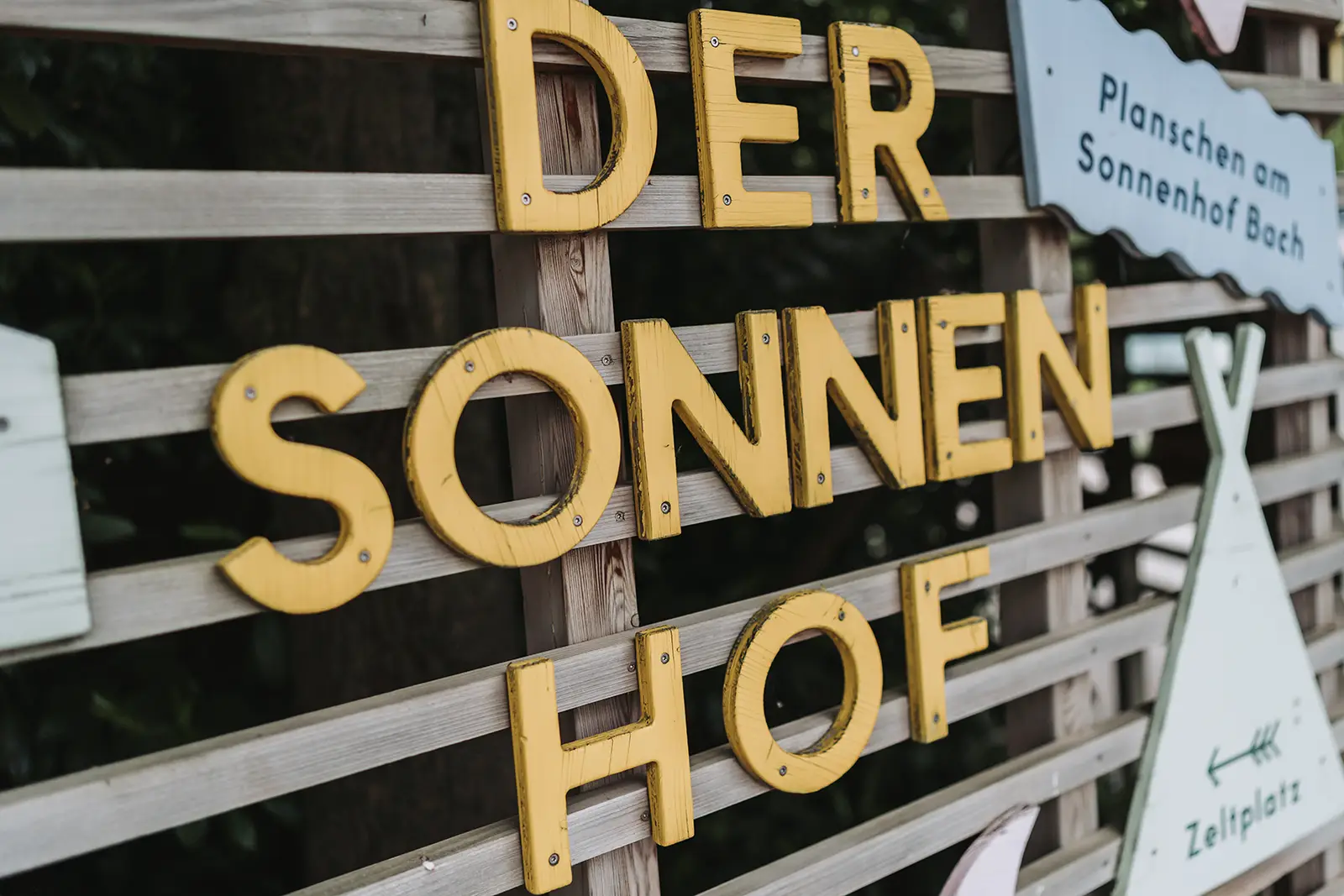 Schild mit dem Namen Der Sonnen Hof aus Stuttgart